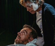 «Misery»: Μια παράσταση που επιχειρεί μία νέα ανάγνωση της θρυλικής ιστορίας του Στίβεν Κινγκ