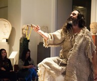 Η θεατρική παράσταση «Νεοπτολέμου Μύησις» στο Μουσείο Μπενάκη