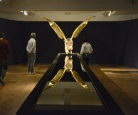 Η «Αγγελιοφόρος» του Αυστραλού γλύπτη Sam Jinks παρουσιάζεται στο Μουσείο Μπενάκη