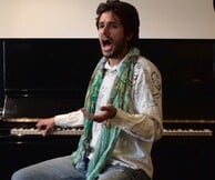O Γιάννης Νιάρρος σε ένα πρωτότυπο μουσικό stand-up