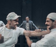 Στη θεαματικά θορυβώδη «Κουζίνα» του Γιώργου Νανούρη