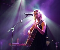 Ειρήνη Σκυλακάκη και Amalia ζωντανά στη σκηνή του six d.o.g.s
