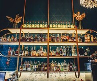 Mai Tai Αthens: Η αναβίωση της κλασικής μπάρας που φιλοξενεί το ποτό σου