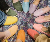 Η TOMS σε προσκαλεί να γιορτάσεις μαζί της τον ερχομό του καλοκαιριού!