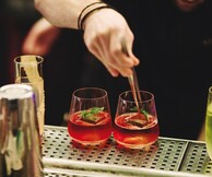 Early drinks στο Athénée: Η αγαπημένη συνήθεια των Αθηναίων επιστρέφει