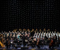 Η «Εποχή της Μελισσάνθης» με φόντο μια εντυπωσιακή εγκατάσταση του Γιάννη Κουνέλλη στη Λυρική