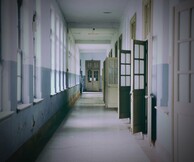 «Το κορίτσι και η νύχτα» του Guillaume Musso είναι ένα σύγχρονο, αριστοτεχνικό θρίλερ