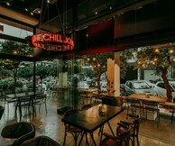To Lost Athens κάνει πάρτι με burger και μπίρες στο Παγκράτι
