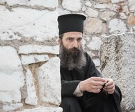 Πρώτες φωτογραφίες από τα γυρίσματα της ταινίας με Άρη Σερβετάλη και Μίκι Ρουρκ