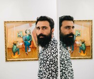 Οι φιγούρες στους πίνακες του Κώστα Λάβδα ασφυκτιούν και σε προκαλούν να τις κοιτάξεις