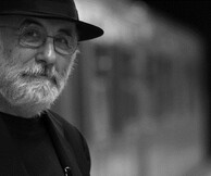  Συναυλία με τον Θάνο Μικρούτσικο - Πάντα γελαστοί και γελασμένοι