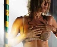 H Tζένιφερ Ανιστον ως στρίπερ