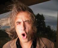 O Γιάννης Αγγελάκας στο Θέατρο Βράχων