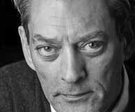 O Paul Auster υπογράφει τα βιβλία του στον Ιano