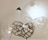 Μια μπανιέρα γεμάτη εύθραυστες “σαπουνόφουσκες”, που ενίοτε δραπετεύουν...