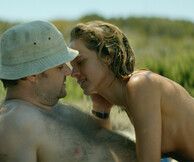 «Suntan»: Κάποιοι μαυρίζουν. Άλλοι καίγονται!