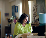 Η Ντόρα Μπακοπούλου πάιζει Σοπέν για τους "Γιατρούς του Κόσμου"