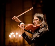 Ο Λεωνίδας Καβάκος σε μια μοναδική συναυλία με τη διπλή ιδιότητα του σολίστ και του μαέστρου, στο Μέγαρο Μουσικής Αθηνών