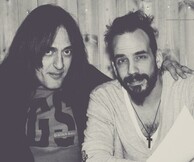 Ο Πάνος Μουζουράκης και ο Δημήτρης Λιόλιος τραγουδάνε μαζί