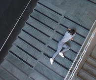 Η Maria Hassabi ετοιμάζει μια «ζωντανή εγκατάσταση» στο MoMA