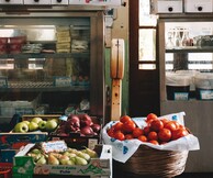 Γιατί τα νέα μπακάλικα και οι λαϊκές έχουν γίνει το κύριο εργαλείο της μαγειρικής μας;