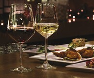 To Wine Station ετοίμασε ένα αφιέρωμα στο κρασί και τη κουζίνα της Σαντορίνης