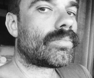 Ben Fuog: «Εκπλήσσομαι με τους ταξιτζήδες που δυσανασχετούν όταν τους λέω ότι πάω στα Εξάρχεια»
