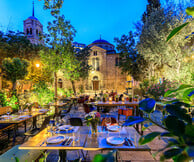 Καλοκαίρι στην πλατεία του By the glass