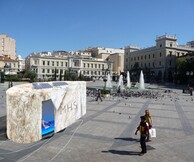 Αυτή είναι η εγκατάσταση της Μπιενάλε που θα δροσίσει το κέντρο της Αθήνας