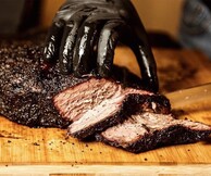 Το Fine Mess Smokehouse στο Κολωνάκι μας συστήνει το αυθεντικό barbecue