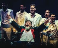 Ο Σταμάτης Κραουνάκης ετοιμάζει «σπιτικές συναυλίες» σε αυλές, κήπους και πιλοτές