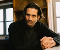O Οδυσσέας Παπασπηλιόπουλος σκηνοθετεί τον «Κύκλο των Χαμένων Ποιητών»