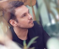 Γιώργης Χριστοδούλου “Αποσπερίδα” Στο café του Νομισματικού Μουσείου την Πέμπτη 22 Ιουλίου 2021 Στις 9 μ.μ.