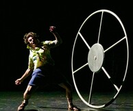 "9.25"  από την ομάδα χορού και ακροβασίας  «Κι όμΩς κινείται»