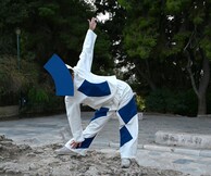 Η performance της Χρυσάνθης Κουμιανάκη Η σκηνή είναι άδεια (2021) στο θέατρο και το λόφο του Ιππίου Κολωνού