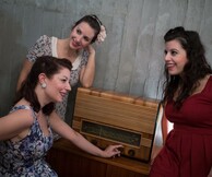 «Les Trois Femmes Swinging on the Train» στο Μουσικό Βαγόνι Orient Express