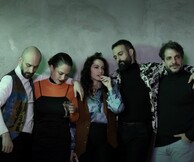 ΕΝΡΟΝ: (πάρτυ σαν να είναι νάιντιζ) της Lucy Prebble στο θέατρο ΕΛΕΡ