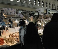 Ο Άρης Μπινιάρης παρουσιάζει το Θείο Τραγί δέκα χρόνια μετά 