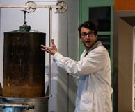 «Ποιος κρατάει το φανάρι»: Μια συναρπαστική θεατρική ξενάγηση στο Βιομηχανικό Μουσείο Φωταερίου