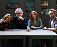 «Να ακούς το χιόνι να πέφτει»: Η νέα θεατρική παράσταση εμπνευσμένη από τον Ρέιμοντ Κάρβερ