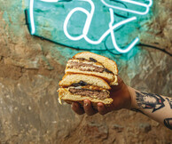 Pax Burgers: Ζουμερό μπιφτέκι με λόκαλ χαρακτήρα στο κέντρο της πόλης