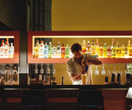 Olympias Rooftop Bar: Το ιστορικό κτίριο του εκατόχρονου πρώην ξενοδοχείου Olympias ανακαινίστηκε και προσφέρει μια μοναδική εμπειρία διασκέδασης.