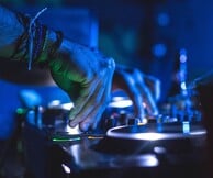 glo: Έρχεται το πιο σουρεαλιστικό party του καλοκαιριού και είναι όλοι καλεσμένοι