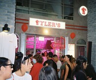 Tyler's: Bao buns, δροσιστικά cocktails και πολλή μουσική σε ένα μεγάλο street party 
