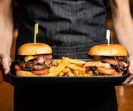 Η Ολυμπιάδα των burger επιστρέφει στην Αθήνα με κορυφαίο μουσικό line-up