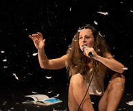 GOLD: Η Άννα Λεμονάκη κάνει θέατρο στην Ελβετία για τη δόξα και την αποτυχία