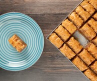 Τα σιροπιαστά του Ζαχαροπλαστείου Διεθνές στα Γιάννενα έχουν γράψει ιστορία κι έρχονται στην πόρτα σου με ένα κλικ όπου κι αν βρίσκεσαι