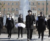 Free freaks: Η νέα θεατρική παράσταση της Ομάδας Πλάνη στο Θέατρο Βαφείο - Λάκης Καραλής Free Freaks Theatrical team