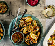 MEZZE Athens: Στην καρδιά της Αθήνας, στην οδό Μητροπόλεως, ξεκινά ένα ταξίδι γεμάτο γεύσεις της στεριάς και της θάλασσας, με πυξίδα την απλότητα, την αρμονία και τη ζεστασιά