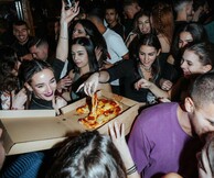 Μια παράσταση στην Πειραματική Σκηνή και το πρώτο hip hop pizza πάρτι στην Ελλάδα